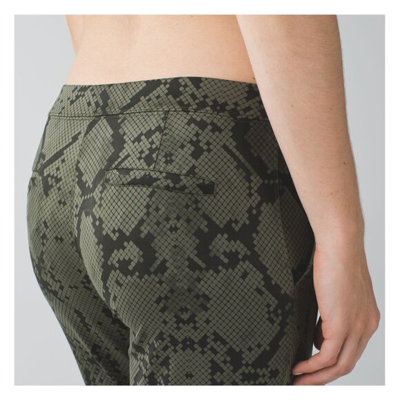 Lululemon Jet Crop Slim Luxtreme in Ziggy Snake Fatigue Green Gator Green Size 8 - Picture 2 of 11